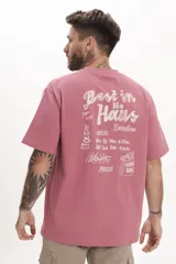 Remera de manga corta, color verde menta, con cuello redondo y un pequeño estampado gráfico en el pecho.