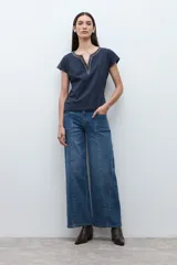 Remera de algodón color azul marino con escote en V y detalle de bordado decorativo en el cuello. Presenta mangas cortas y un corte clásico.