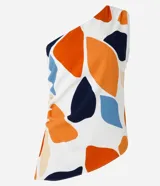 Blusa sin mangas confeccionada en crepé con escote hombro único, fruncidos laterales, bajo asimétrico y estampa abstracta en tonos naranja, azul y blanco.