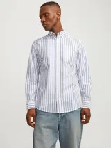Camisa de manga larga a rayas verticales azules y blancas, con cuello abotonado, bolsillo en el pecho y corte regular.