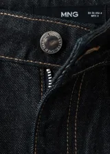 Jeans balloon tiro medio de algodón, en color azul oscuro, con diseño largo de estilo vaquero, trabillas, cinco bolsillos y cierre delantero de cremallera y botón.