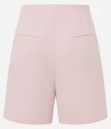 Short de sastrería negro, tiro alto, con cierre frontal de botones visibles.