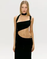Vestido largo negro con abertura lateral alta, escote asimétrico y choker al cuello. Presenta un top tipo bandeau con un solo bretel y una abertura en el abdomen.
