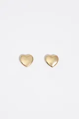 Caravanas de metal dorado con diseño de corazón y acabado brillante.