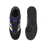 Championes Adidas Forum 2000 de estilo urbano, color negro con las icónicas tres tiras laterales en blanco. Presenta detalles en color violeta en la lengüeta y el talón, con una suela de plataforma blanca y base negra.