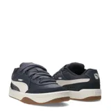 Championes urbanos Puma modelo Park Lifestyle Sk8, color gris oscuro con detalles en beige. Presentan un diseño inspirado en el skate con capellada de cuero sintético y malla, cierre de cordones y suela de goma con base en tono caramelo.