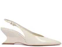 Zapato slingback Schutz de color blanco, con punta fina, diseño abierto en los laterales y taco geométrico bajo. Cuenta con una tira ajustable en el talón con hebilla metálica.