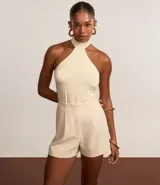 Mono corto color crema, con cuello halter y corte sastrero.