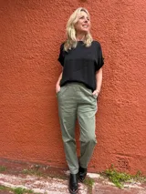 Blusa de manga corta color negro, con frente de seda y espalda de viscosa con elastano, de diseño básico y elegante.