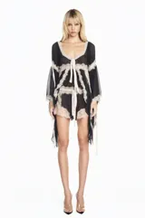 Bata de chiffon negro con mangas largas acampanadas, detalles de encaje beige en los bordes y lazos frontales. Presenta un diseño fluido y semitransparente.