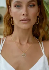 Collar de goldfilled con cadena de eslabones y dije circular del Árbol de la Vida, adornado con circonias brillantes y piedras de colores.
