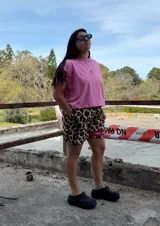 Musculosa oversize de algodón color rosa con logo Kabrisha Club bordado en rojo.