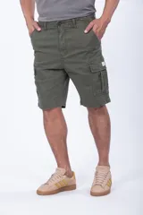 Bermuda cargo color verde militar con múltiples bolsillos laterales, trabillas para cinto y cierre frontal con botón y cremallera.
