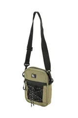 Morral negro de diseño compacto con compartimento principal con cierre, bolsillo frontal de malla con cordón elástico ajustable y parche con texto. Incluye correa regulable y extraíble.