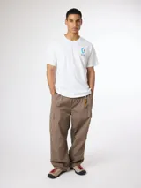 Camiseta lila de algodón orgánico, con corte oversize y estampado gráfico colorido en la espalda.