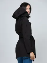 Campera softshell de corte entallado con cinturón anudable en la cintura, cierre frontal completo y capucha integrada. Presenta un diseño minimalista con bolsillos laterales y logo metálico distintivo.