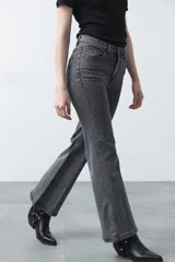 Jean elastizado de fit oxford color azul, con aplicaciones sutiles de strass distribuidas en el delantero y en la botamanga.