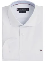 Camisa blanca de algodón regenerativo, de corte entallado, manga larga y cuello inglés. Presenta cierre con botones y logo de la marca bordado en el pecho.