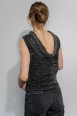 Top tejido sin mangas en hilo de algodón, con cuello redondo decorado con una trenza tejida y espalda baja.