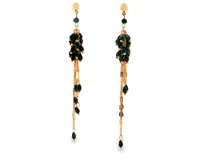 Pendientes largos dorados con racimo de cuentas negras en la parte superior y delicadas cadenas colgantes adornadas con cuentas oscuras.