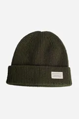 Gorro tipo beanie de punto acanalado en color verde oscuro, con vuelta en el borde y etiqueta rectangular con logo de la marca en la parte frontal.