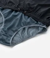 Bermuda boardshort de microfibra color azul marino, con cintura elástica, cordón ajustable y bolsillos.