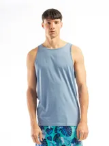 Musculosa lisa de color borgoña con cuello redondo y sisas amplias.