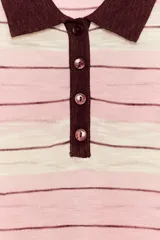 Polo de punto de manga corta con diseño a rayas horizontales en tonos celestes, blancos y finas líneas marrones. Cuenta con cuello clásico y cierre frontal parcial con botones.
