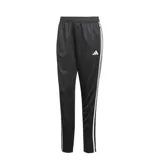 Pantalón deportivo Adidas Tiro 25 Essentials de corte ajustado, color negro con las icónicas tres tiras blancas laterales. Cuenta con cintura elástica con cordón de ajuste, bolsillos laterales con cierre y logo de la marca bordado en el frente.
