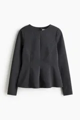 Blusa de manga larga confeccionada en punto grueso, con diseño entallado, escote redondo y cierre oculto en la espalda. Presenta costuras frontales que estilizan la figura y un detalle de peplum con vuelo en la cintura.