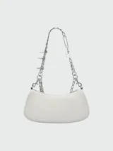 Cartera tipo shoulder bag Marc Jacobs, color blanco, con correa de cadena metálica plateada y detalles colgantes con estrellas.
