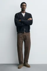 Zapato náutico color verde oliva, confeccionado en cuero serraje, con cordones de cuero y suela plana.