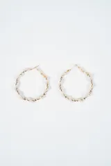Aros tipo argolla de metal dorado con diseño trenzado y pequeñas perlas incrustadas a lo largo de toda la estructura.