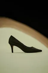 Stiletto de mujer con acabado en cuero de pelo, color negro, con punta fina y tacón de altura media.