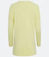 Blusa de punto color amarillo claro, con escote en V, mangas largas con textura acanalada y diseño de ruedo asimétrico tipo mullet con aberturas laterales.