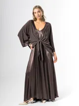 Kimono confeccionado en tejido liviano color marrón chocolate, con bordes satinados y mangas amplias. Puede usarse abierto o cerrado mediante un nudo al frente.