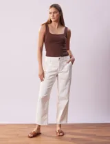 Pantalón jean wide leg color blanco, marca Zac & Rachel. Tiro alto, pretina con pasadores, botón y cierre. Bolsillos en delantera y trasera.
