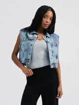 Musculosa de tejido acanalado gris, con escote redondo y corte ajustado al cuerpo.