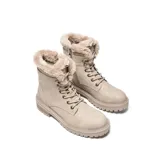 Borcegos de estilo urbano en color beige, confeccionados en material símil cuero. Presentan cordones al tono, ojales metálicos, cierre lateral interno y detalle de piel sintética en el borde superior. Cuentan con suela de goma con relieve antideslizante y taco medio con acabado símil madera.