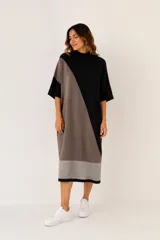 Vestido midi de punto con diseño geométrico en bloques de color negro, marrón y gris, cuello alto y mangas cortas holgadas.