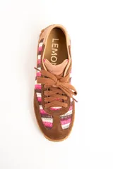 Zapatillas de estilo retro con diseño de rayas en tonos rosa, blanco y marrón. Combinan detalles en gamuza marrón y suela de goma con relieve.