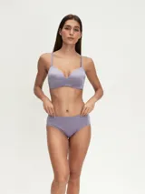 Bombacha tipo vedetina de tiro medio, confeccionada en tela lisa de color violeta.
