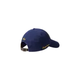 Gorra azul marino con bordado frontal de múltiples jinetes de polo a caballo.