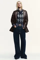 Jeans de mujer tiro alto, color celeste claro lavado, con cinco bolsillos y pierna extra ancha y larga.