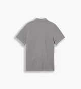 Chomba Levi's de corte regular, color gris melange, con mangas cortas, cuello camisero y botonadura frontal con tres botones. Cuenta con el logotipo Batwing bordado en miniatura sobre el pecho.