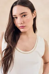 Musculosa blanca de algodón con escote redondo y detalle de lurex dorado en el borde.