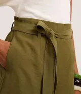 Short color verde militar, de corte sastrero y tiro alto, con lazo en la cintura.