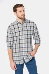 Camisa de lino de manga larga con diseño a cuadros en tonos celeste, beige, azul marino y blanco. Cuenta con cuello camisero, cierre frontal de botones y un bolsillo ojal en el pecho con logo bordado.