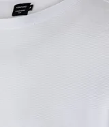 Remera slim de algodón negro con textura acanalada, cuello redondo y mangas cortas.