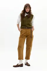Pantalón de corte barrel relajado confeccionado en corduroy de algodón con un toque de spandex. Presenta un diseño de tiro medio con bolsillos laterales y cierre frontal.
